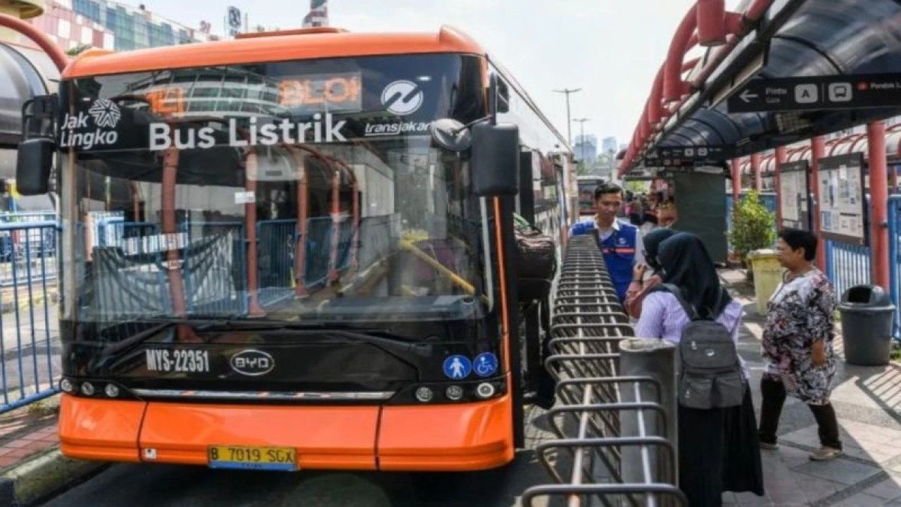 Arsip Foto - Penumpang naik ke dalam bus listrik di Jakarta, Senin (20/2/2023). Dinas Perhubungan (Dishub) DKI Jakarta akan melakukan pengadaan 120 bus listrik Transportasi Jakarta (Transjakarta) pada tahun 2023 sebagai upaya mengurangi kemacetan Ibu Kota, sehingga total bus listrik Transjakarta yang bakal beroperasi di Ibu Kota sebanyak 220 armada. (ANTARA FOTO/Muhammad Adimaja/aww.)