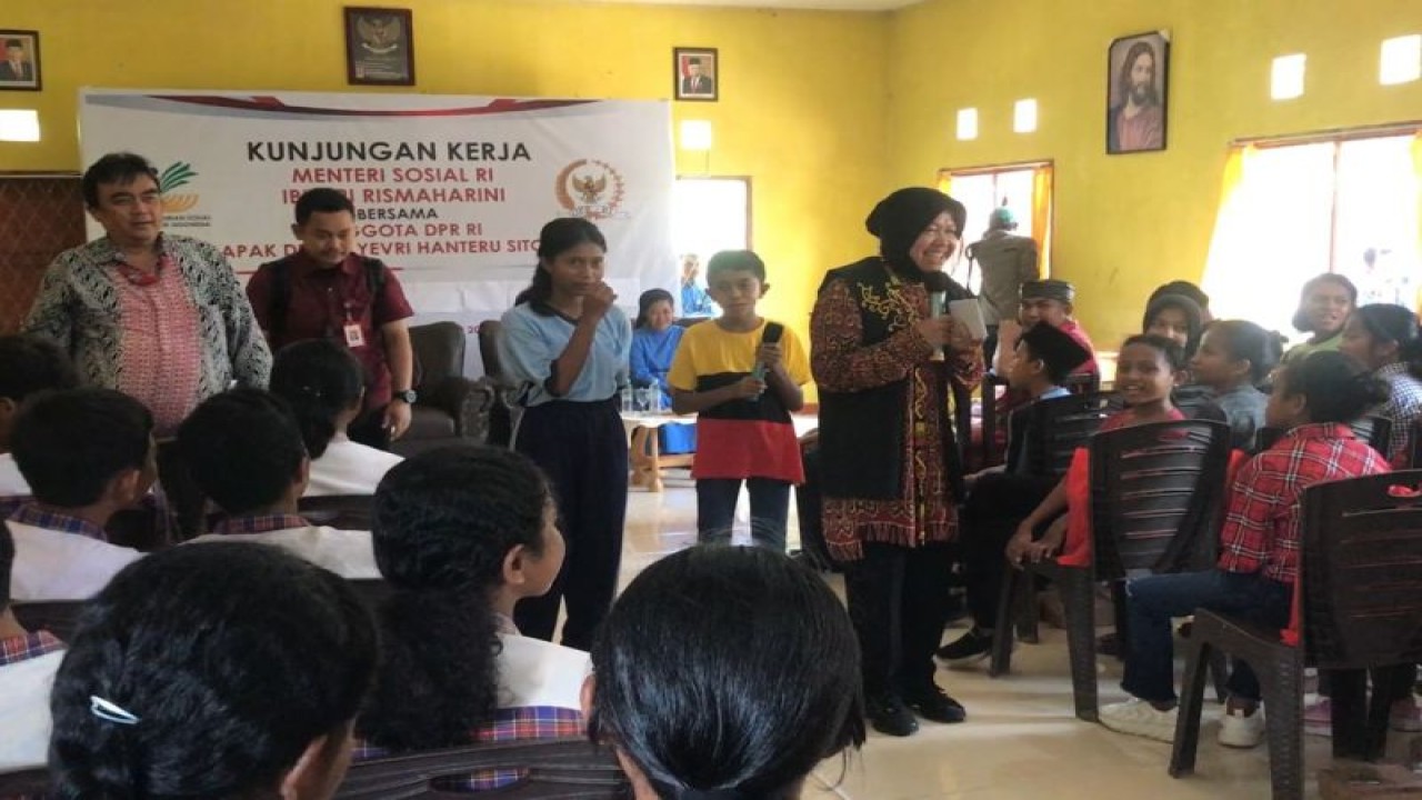 Menteri Sosial Tri Rismaharini menyapa anak-anak pekerja migran Indonesia (PMI) di Sekolah Dasar Katolik Fransico Yasinta di Kabupaten Nunukan, Kalimantan Utara, Jumat (3/11/2023). (ANTARA/Devi Nindy)