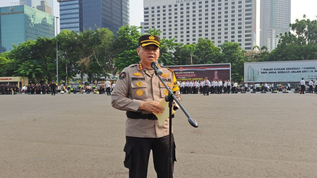 Kabid Humas Polda Metro Jaya Kombes Pol Trunoyudo Wisnu Andiko saat diwawancarai di Polda Metro Jaya, Kamis (9/11/2023). ANTARA/Ilham Kausar