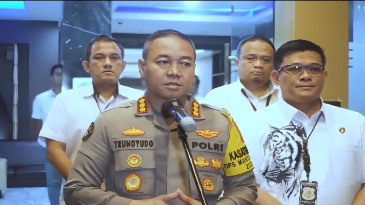 Kabid Humas Polda Metro Jaya Kombes Pol Trunoyudo Wisnu Andiko saat diwawancarai di Polda Metro Jaya, Rabu (22/11/2023). ANTARA/Ilham Kausar