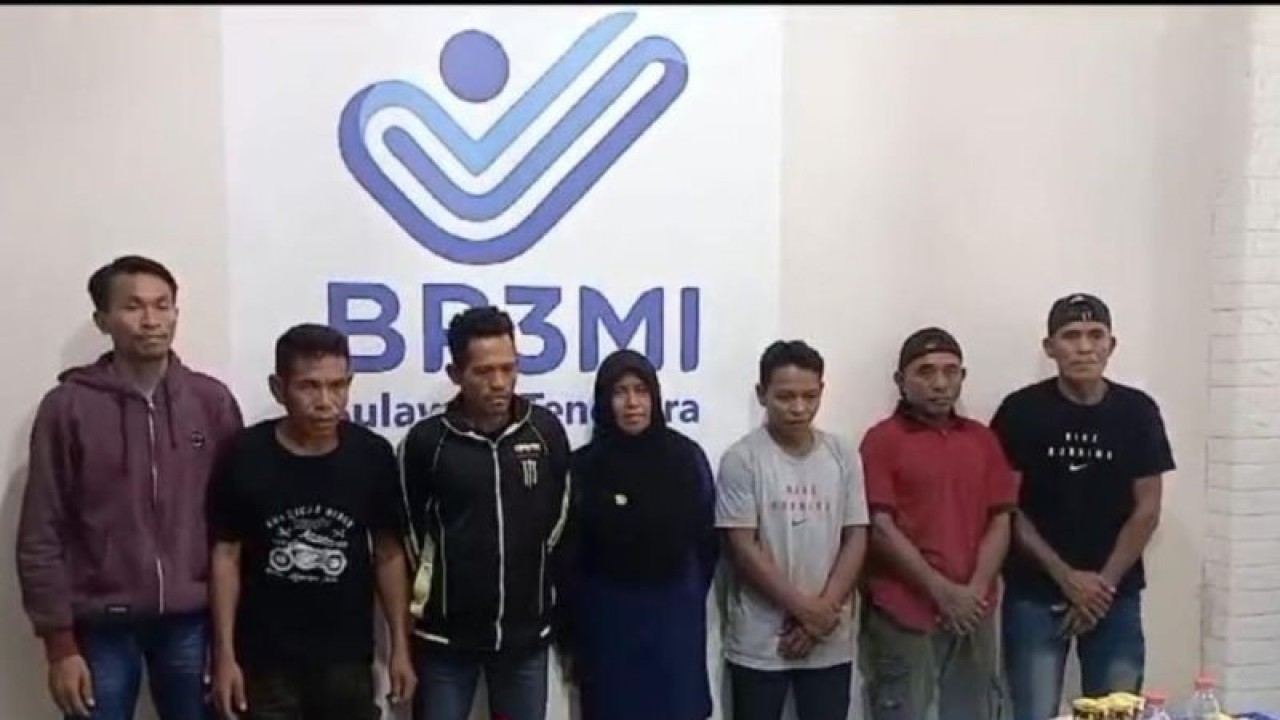 Tujuh pekerja migran Indonesia asal Kabupaten Muna Barat, Provinsi Sultra yang dipulangkan. (Antara/La Ode Muh Deden Saputra)