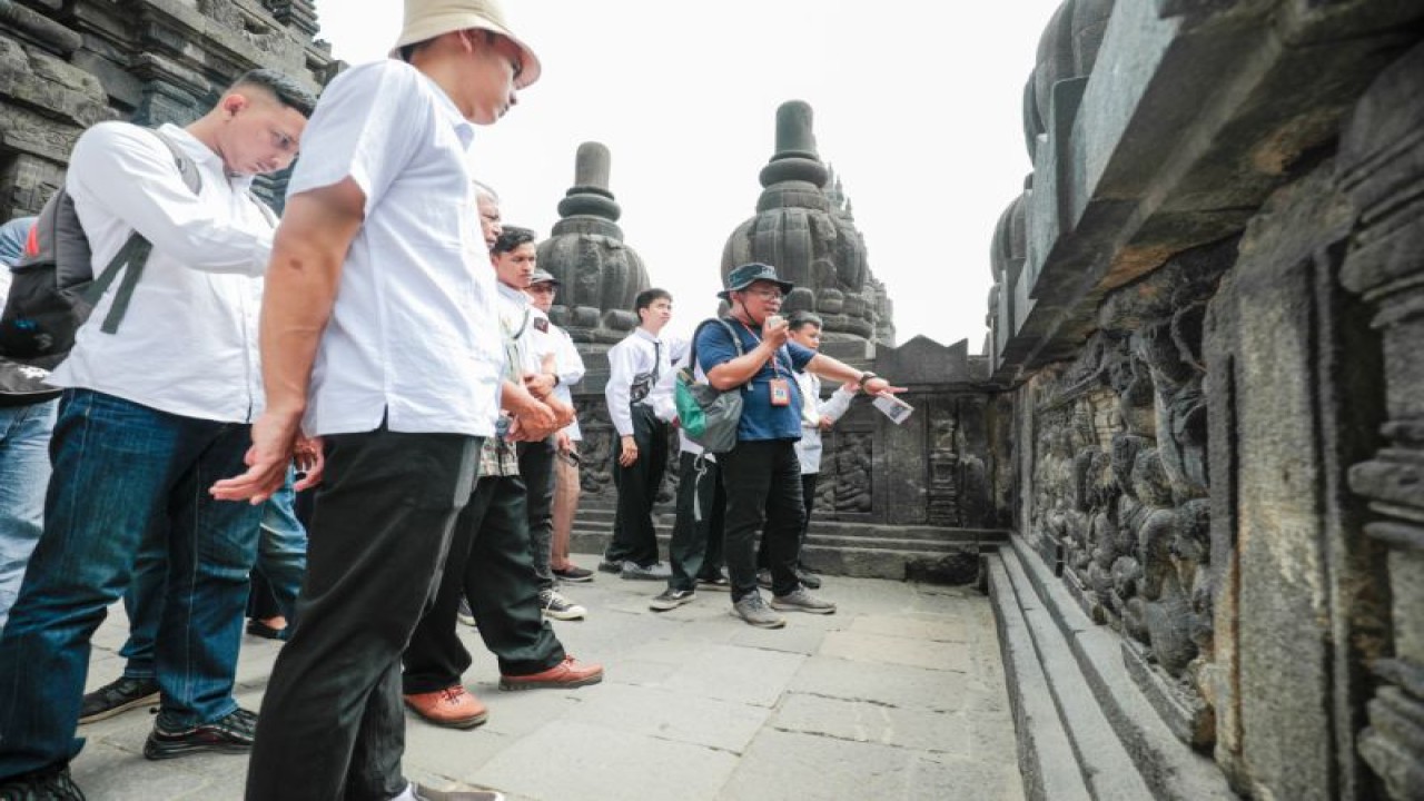 PT TWC menyelenggarakan pelatihan pemandu wisata di destinasi Candi Prambanan, Selasa (21/11/2023). ANTARA/HO-Bagian Prokopim Setda Sleman