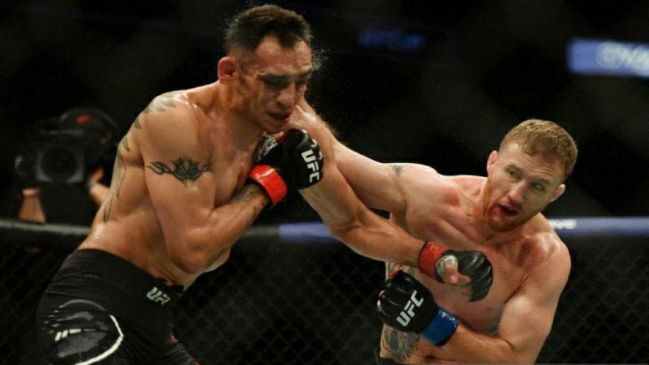 Wajah Tony Ferguson bersimbah darah setelah mendapatkan pukulan bertubi-tubi dari Justin Gaethje pada laga puncak UFC 249 di Jacksonville, Florida, hari ini (10/5). (Douglas P. DeFelice/Getty Images/AFP)