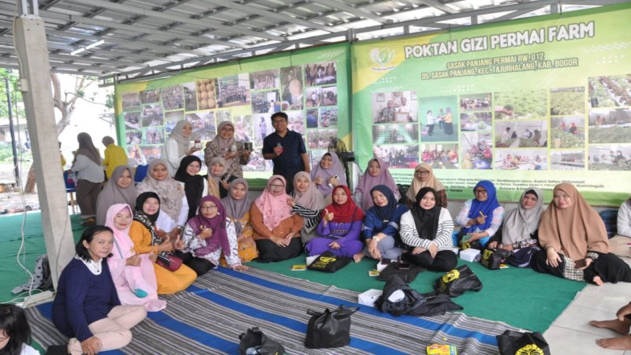 Pengmas edukasi izin edar dan sertifikasi halal di Desa Sasakpanjang Kabupaten Bogor Jawa Barat oleh Tim Pengmas FFUI (ANTARA/Foto: Humas UI)