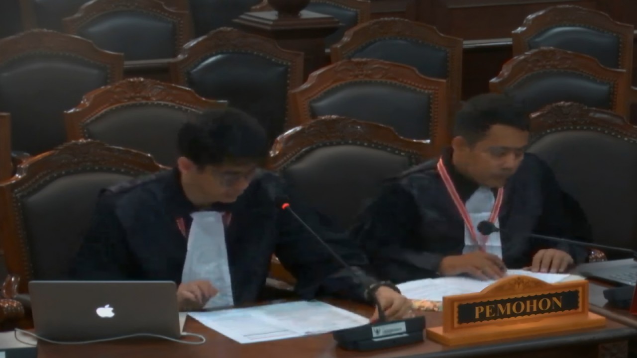 Tangkapan layar - Kuasa hukum para pemohon Perkara Nomor 145/PUU-XXI/2023 Muhtadin (kanan) dan Muhamad Raziv Barokah (kiri) membacakan permohonan uji formil di Ruang Sidang Lantai 4, Gedung I MK, Jakarta, Selasa (28/11/2023). (ANTARA/Fath Putra Mulya)