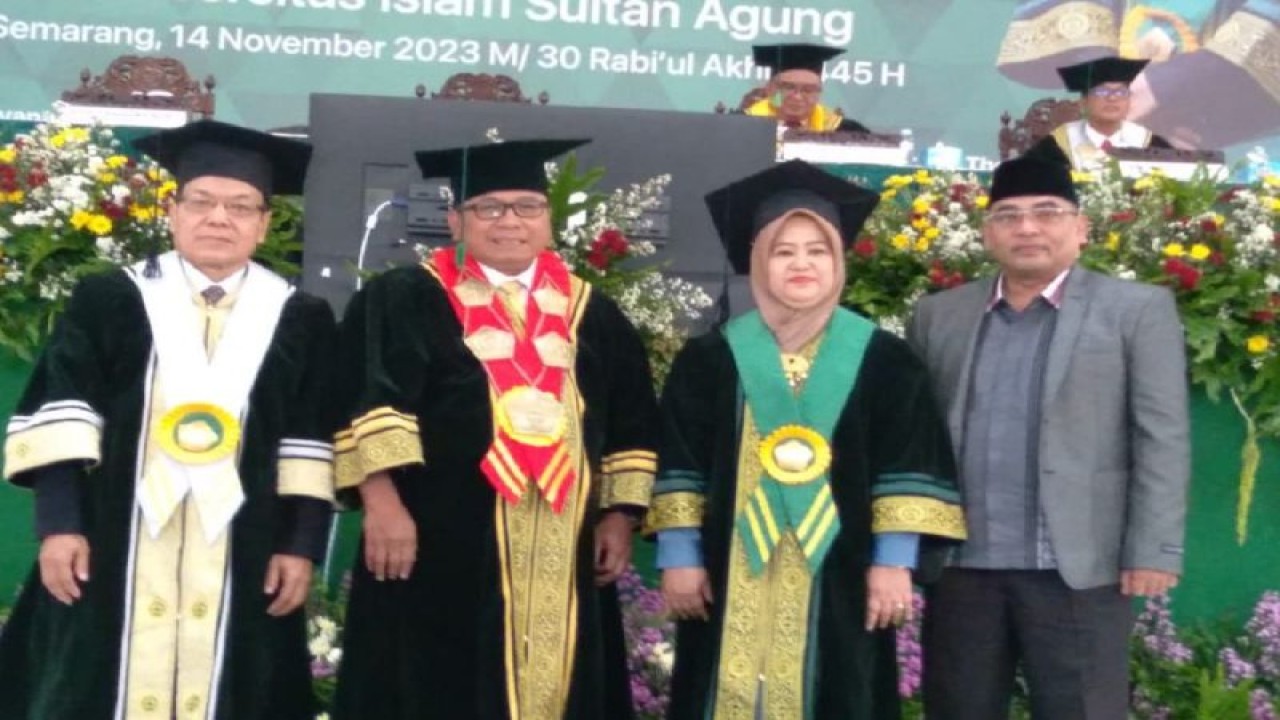 Rektor Unissula Semarang Gunarto (dua dari kiri) dan Ketua Umum Yayasan Badan Wakaf Sultan Agung (YBWSA) Bambang Tri Bawono (kanan) bersama dua profesor baru Unissula, yakni Prof Mulyana (kiri) dan Prof Siti Thomas Zulaikhah, di Auditorium Unissula, Semarang, Selasa (14/11/2023). (ANTARA/HO-Unissula Semarang)