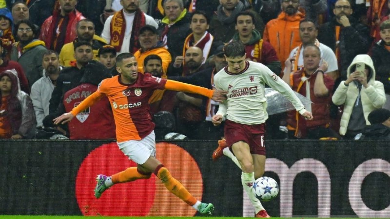 Gelandang Galatasaray Hakim Ziyech (kiri) berduel memperebutkan bola dengan gelandang Manchester United Alejandro Garnacho (kanan) pada pertandingan Grup A Liga Champions yang dimainkan di Stadion Ali Sami Yrn, Istanbul, Rabu (29/11/2023) atau Kamis dini hari WIB. (ANTARA/AFP/YASIN AKGUL)