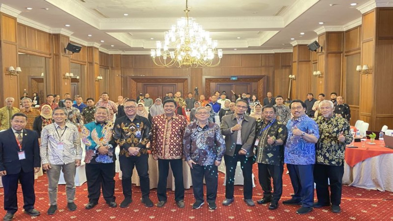 Universitas Mulia Balikpapan menyelenggarakan Simposium dengan tema Ketahanan Pangan dan Teknologi Informasi Tahun 202 dalam rangka menyambut Ibu Kota Nusantara (IKN) di Ballroom Gran Senyiur Hotel, Balikpapan, Kalimantan Timur, Sabtu (25/11/2023). (ANTARA/HO-Universitas Mulia Balikpapan)