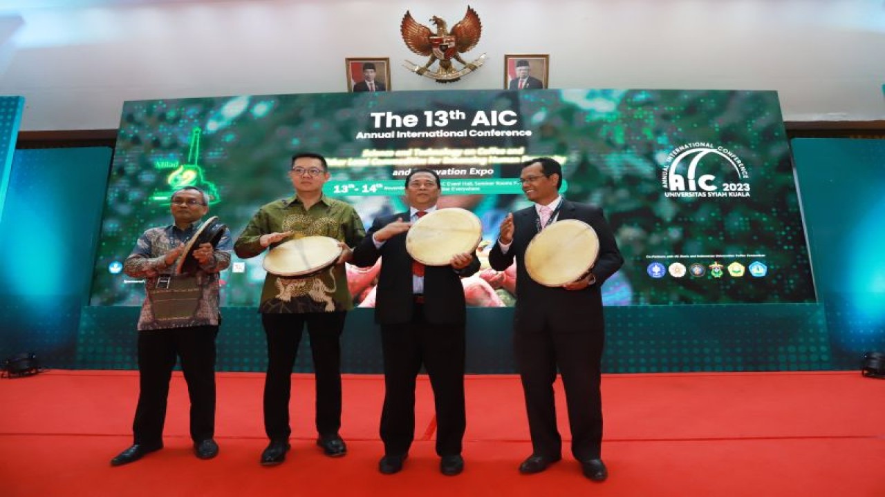 Wakil Rektor Bidang Akademik USK, Prof Agussabti bersama pejabat yang hadir melakukan pemukulan rapai pertanda dimulainya AIC ke-13 di Gedung AAC Dayan Dawood, (ANTARA/ HO-Humas USK)