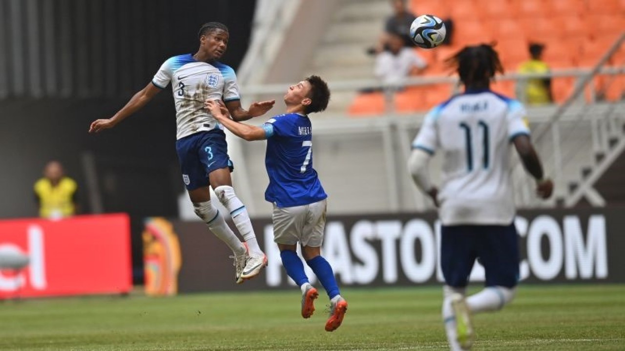 Pesepak bola Timnas Inggris Jayden Meghoma (3) menyundul bola dikawal pemain Timnas Uzbekistan Lazizbek Mirzaev dalam laga babak 16 besar Piala Dunia U-17 2023 di Jakarta International Stadium, Jakarta, Rabu (22/11/2023). ANTARA FOTO/Sigid Kurniawan/foc (ANTARA FOTO/SIGID KURNIAWAN)