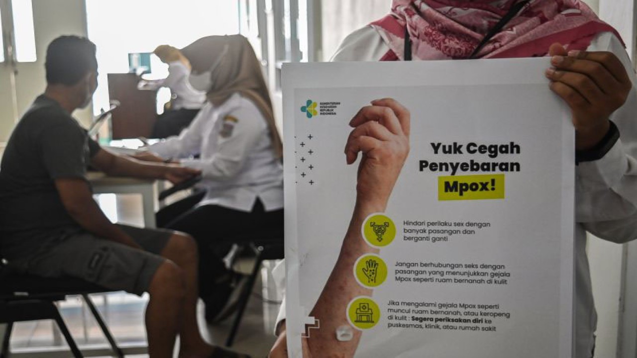 Petugas kesehatan menyosialisasikan penyakit cacar monyet kepada masyarakat di Puskesmas Kedaung, Tangerang Selatan, Banten, Rabu (1/11/2023). . ANTARA FOTO/Sulthony Hasanuddin/foc