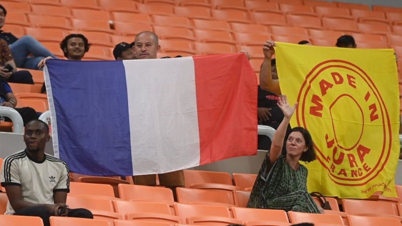 Pendukung Timnas Prancis membentangkan bendera saat laga antara Prancis lawan Korea Selatan dalam penyisihan Grup E Piala Dunia U-17 di Jakarta International Stadium, Jakarta, Rabu (15/11/2023). ANTARA FOTO/Akbar Nugroho Gumay/rwa.