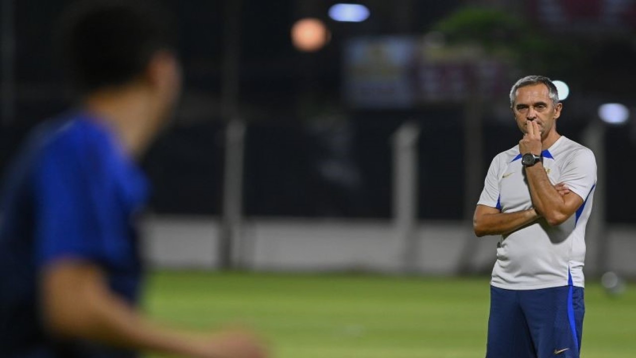 Pelatih Timnas Prancis Jean Luc Vannuchi memantau latihan resmi jelang pertandingan semi final Piala Dunia U-17 2023 di Lapangan Kotta Barat, Solo, Jawa Tengah, Senin (27/11/2023). . ANTARA FOTO/Mohammad Ayudha/nz.