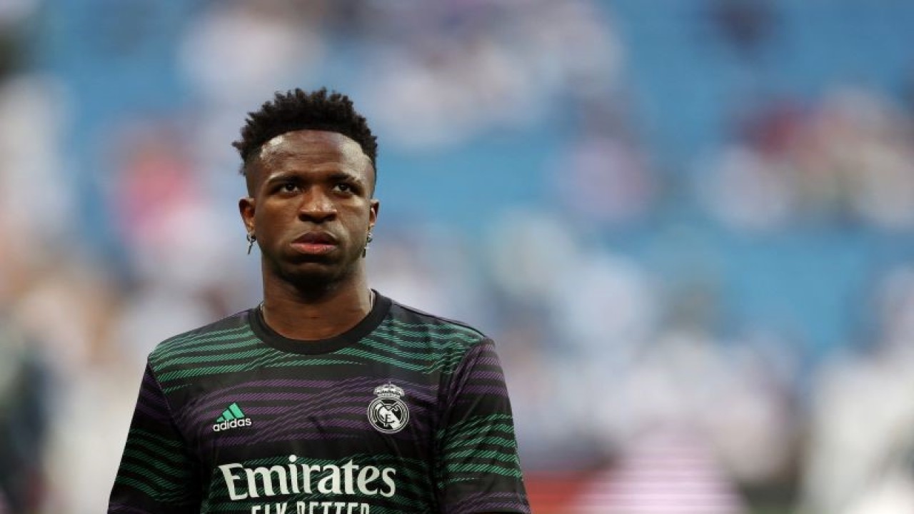 Arsip - Pemain Real Madrid Vinicius Junior melakukan pemanasan jelang pertandingan Liga Spanyol antara Real Madrid vs Athletic Club Bilbao di Stadion Santiago Bernabeu, 4 Juni 2023. (ANTARA/AFP-PIERRE-PHILIPPE MARCOU)