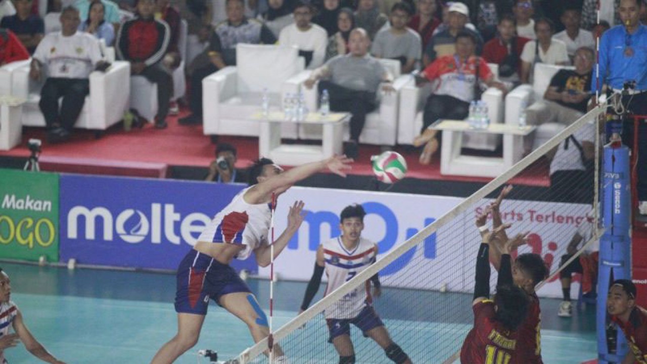 Pemain LavAni Jakarta Hendra Kurniawan melakukan spike dalam pertandingan menghadapi BIN Pasundan di Indoor Stadium Indomilk Sport Center, Legok, Kabupaten Tangerang, Senin (06/11/2023). (ANTARA/HO-PP PBVSI)