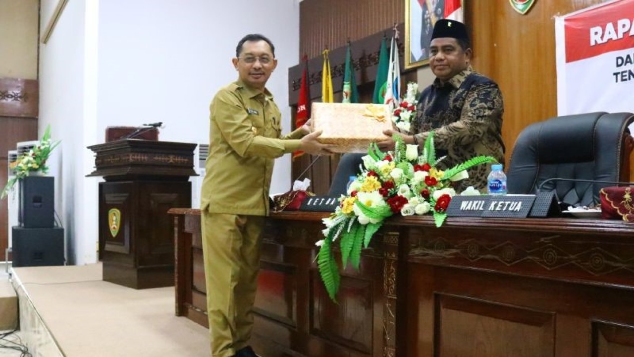 Wakil Gubernur Maluku Barnabas Orno menyerahkan rencana Anggaran Pendapatan dan Belanja Daerah Tahun Anggaran 2024, (Antara/HO-Pemprovmaluku)