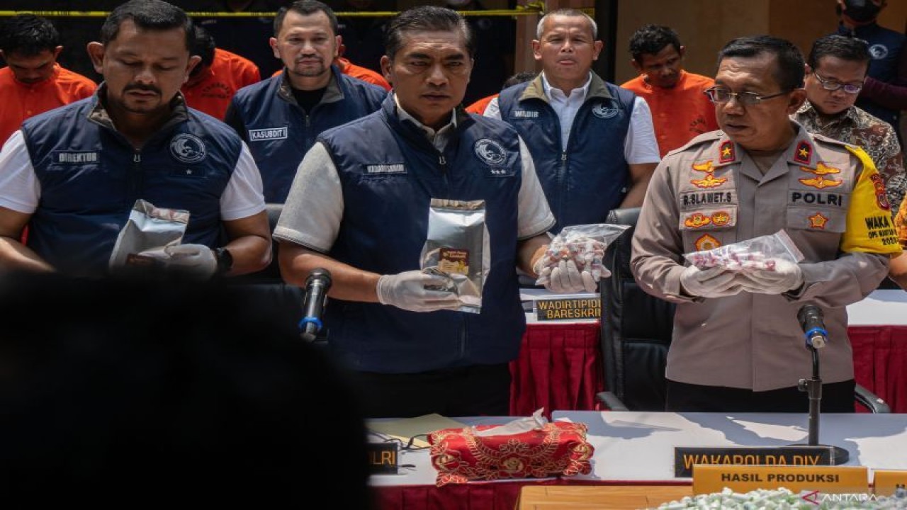 Kabareskrim Polri Komjen Pol Wahyu Widada (tengah) bersama Direktur Tindak Pidana Narkoba Bareskrim Polri Brigjen Pol Mukti Juharsa (kiri) dan Wakapolda DIY Brigjen Pol R Slamet Santoso (kanan) menunjukan barang bukti saat pengungkapan kasus narkotika di Baturetno, Banguntapan, Bantul, D.I Yogyakarta, Jumat (3/11/2023). . ANTARA FOTO/Andreas Fitri Atmoko/agr/Spt.