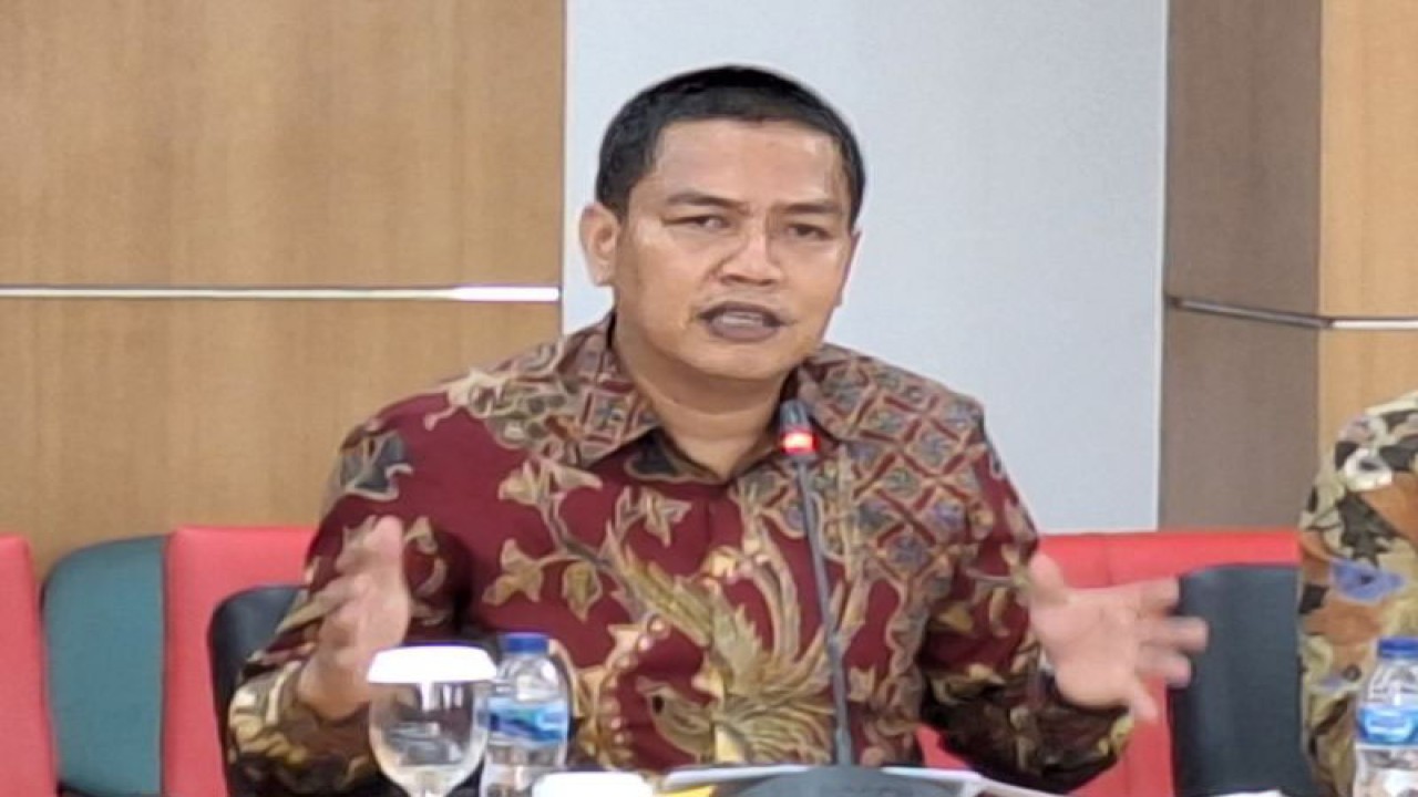 Ketua KPU Provinsi DKI Jakarta Wahyu Dinata dalam rapat bersama Komisi A DPRD DKI Jakarta, Selasa (28/11/2023). ANTARA/Luthfia Miranda Putri