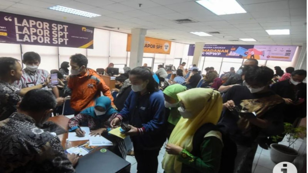 Arsip Foto - Sejumlah wajib pajak antre saat melaporkan Surat Pemberitahuan Tahunan (SPT) Pajak pada hari terakhir pelaporan di Kantor KPP Pratama Pasar Minggu, Jakarta, Jumat (31/3/2023). (ANTARA FOTO/Indrianto Eko Suwarso/aww)