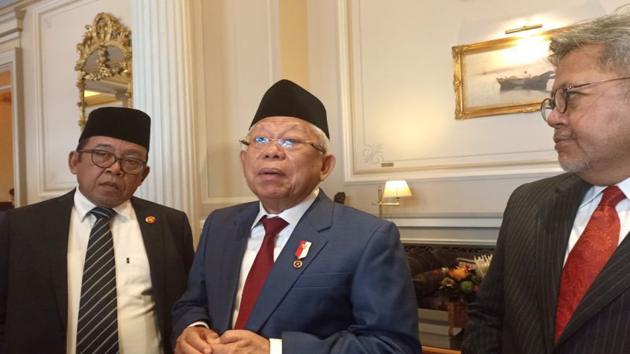 Wakil Presiden RI Ma’ruf Amin memberikan keterangan di sela kunjungan kerjanya di Athena, Yunani, Kamis (23/11) waktu setempat. (ANTARA/Indra Arief Pribadi)