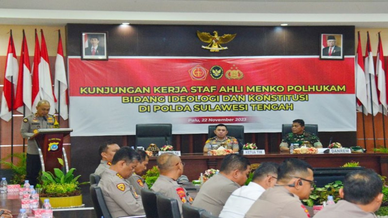 Wakapolda Sulteng Brigjen Pol. Soeseno Noerhandoko menyampaikan laporan pada Rapat Koordinasi Penguatan Netralitas ASN, TNI dan Polri yang digelar Kemenkopolhukam di Mapolda Sulteng, Rabu (22/11/2023). (ANTARA/HO-Penrem 132/Tadulako)