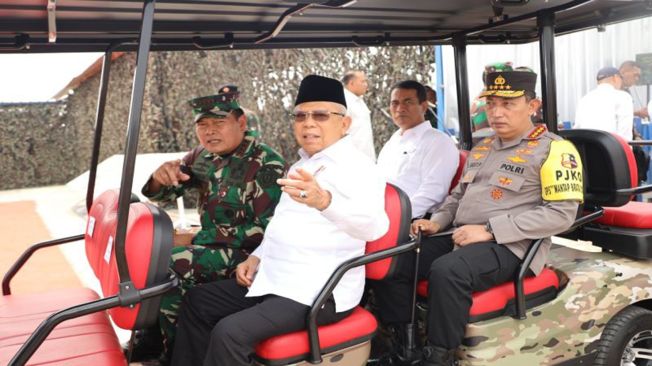 Wakil Presiden Ma’ruf Amin saat meninjau Gerakan Nasional Ketahanan Pangan di Cibitung, Jawa Barat, Rabu (1/11/2023). ANTARA/HO-BPMI Setwapres