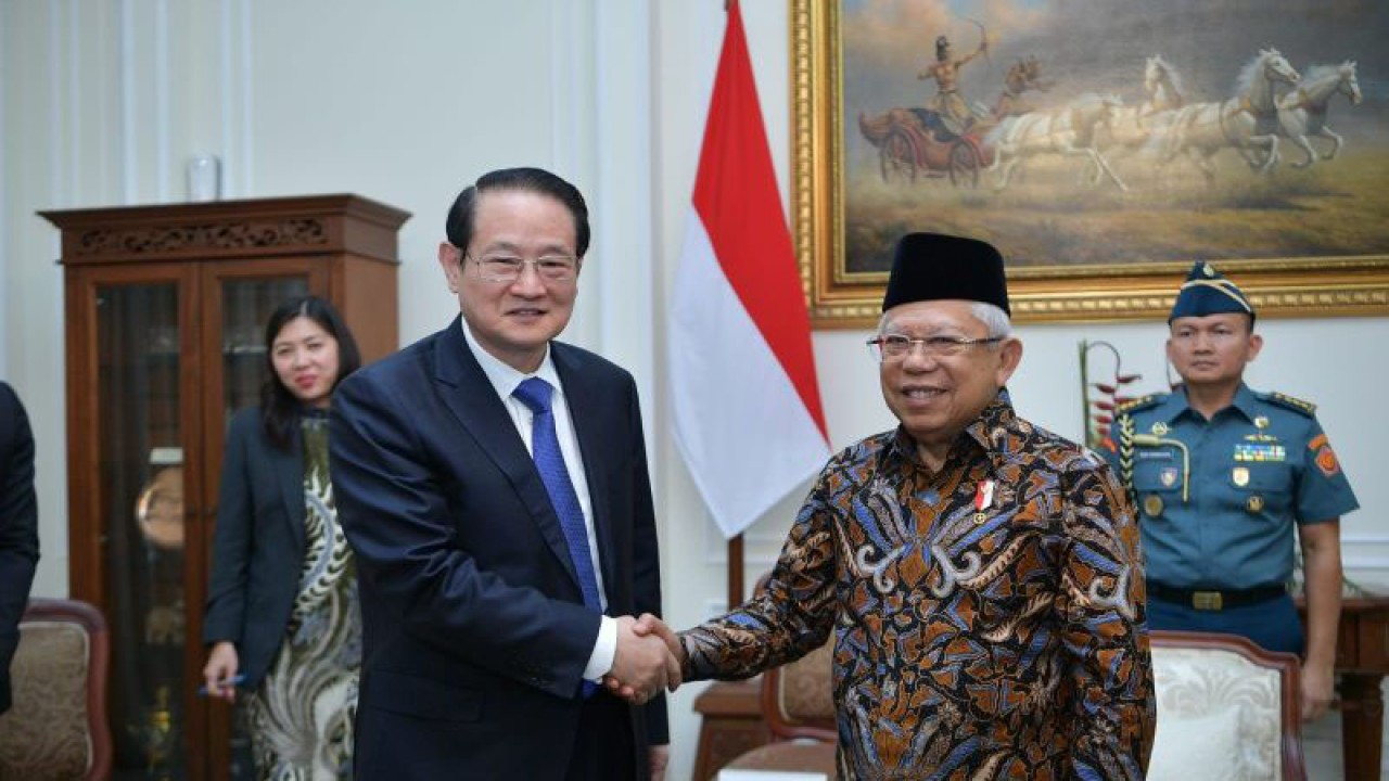 Wakil Presiden RI Ma'ruf Amin saat menerima kunjungan Sekretaris Partai Komunis Tiongkok Komite Provinsi Zhejiang RRT Yi Lianhong di Istana Wakil Presiden RI, Jakarta, Senin (13/11/2023). ANTARA/HO-BPMI Setwapres