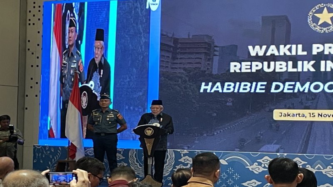 Wapres Ma’ruf Amin saat menyampaikan pidato dalam acara "Habibie Democracy Forum" yang diselenggarakan oleh The Habibie Center di Jakarta, Rabu (15/11/2023). (ANTARA/Yashinta Difa)
