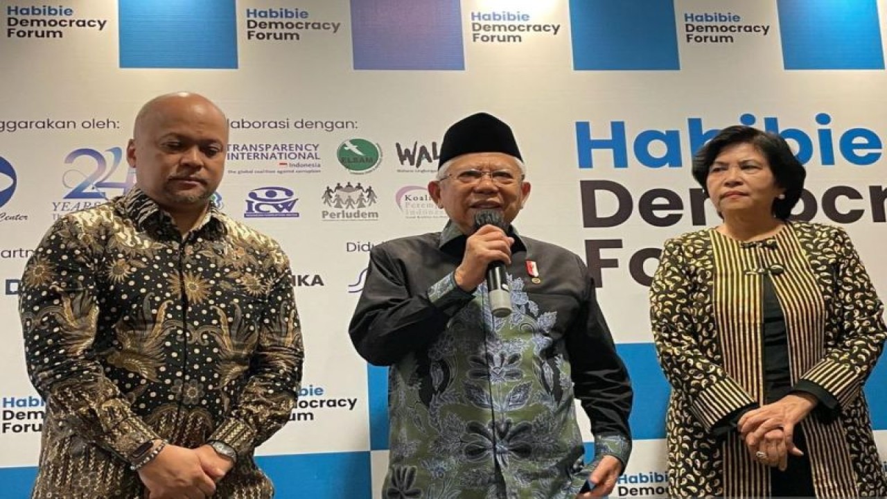 Wapres Ma'ruf Amin saat memberikan keterangan pers usai acara Habibie Democracy Forum di Jakarta, Rabu (15/11/2023). (ANTARA/Yashinta Difa Pramudyani)