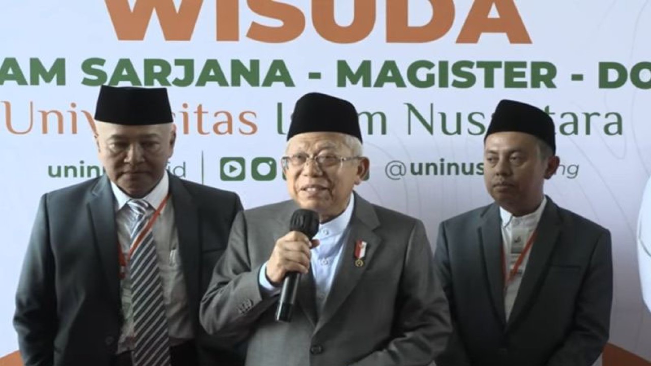 Tangkapan layar - Wakil Presiden (Wapres) RI Ma'ruf Amin saat menyampaikan keterangan kepada wartawan usai menyampaikan Orasi Ilmiah pada Sidang Senat Terbuka Universitas Islam Nusantara (UNINUS) di Aula UNINUS Kota Bandung, Jawa Barat, diikuti dari YouTube Sekretariat Wakil Presiden di Jakarta, Kamis (16/11/2023). (ANTARA/Andi Firdaus).