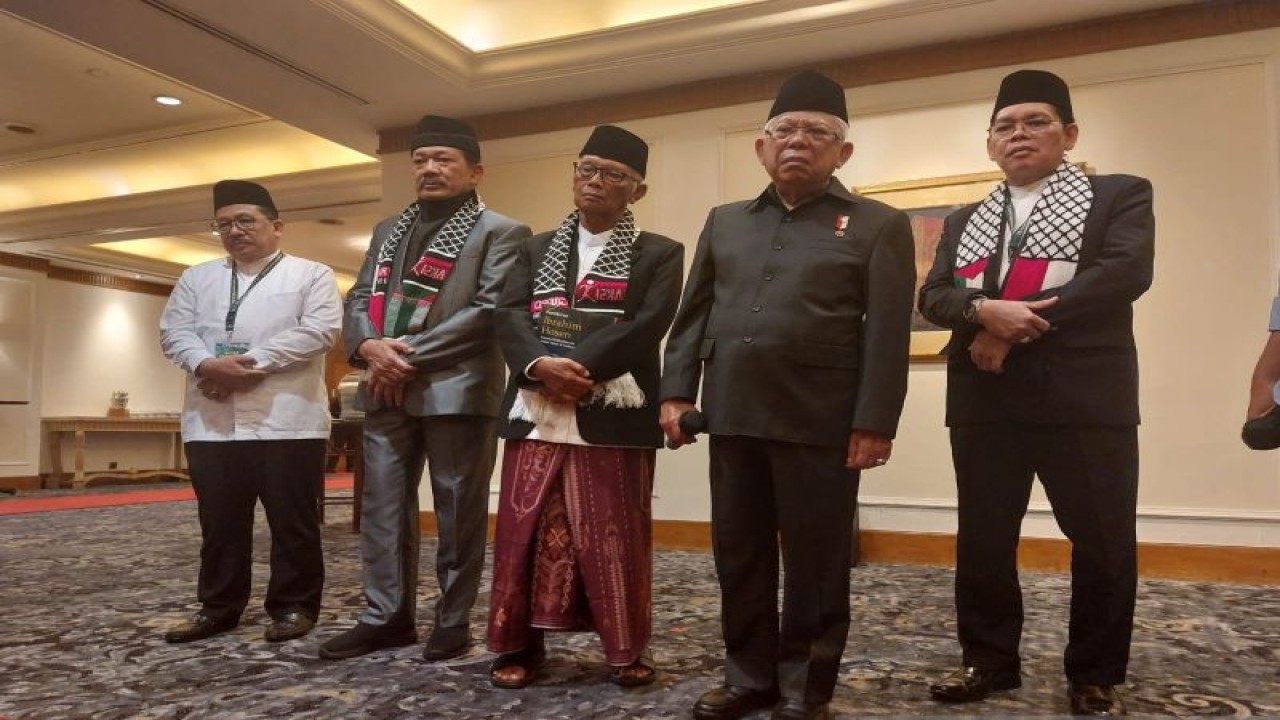 Wakil Presiden Ma'ruf Amin (kedua dari kanan) memberikan keterangan kepada wartawan di Jakarta, Jumat (17/11/2023). ANTARA/Erlangga Bregas Prakoso