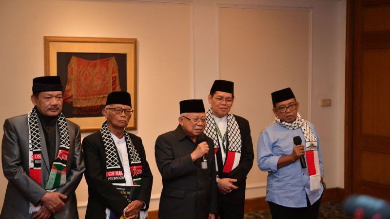Wakil Presiden Ma'ruf Amin memberikan keterangan pers usai menghadiri Rapat Paripurna Majelis Ulama Indonesia (MUI), di Jakarta, Jumat (17/11/2023). ANTARA/HO-BPMI Setwapres