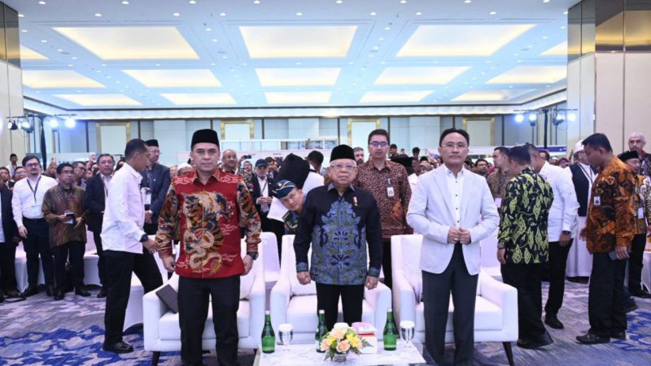 Wakil Presiden Ma'ruf Amin (tengah) saat menghadiri acara Peresmian Pembukaan Halal World 2023 di Jakarta, Jumat (17/11/2023). ANTARA/HO-BPMI Setwapres