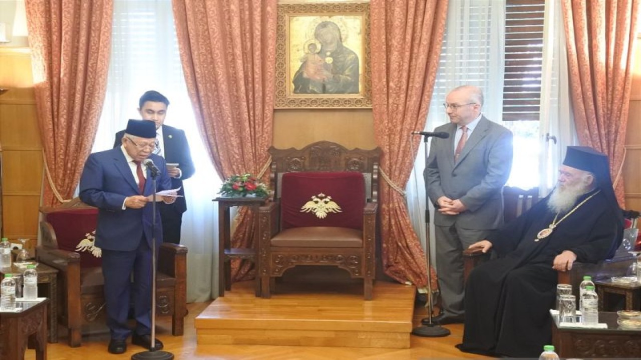 Wapres RI Ma'ruf Amin melakukan pertemuan dengan Uskup Agung Athena dan seluruh Yunani, Ieronymos II, di Holy Metropolitan Church Athens, Athena, Yunani, Kamis (23/11/2023) waktu setempat. (ANTARA/Indra Arief Pribadi)