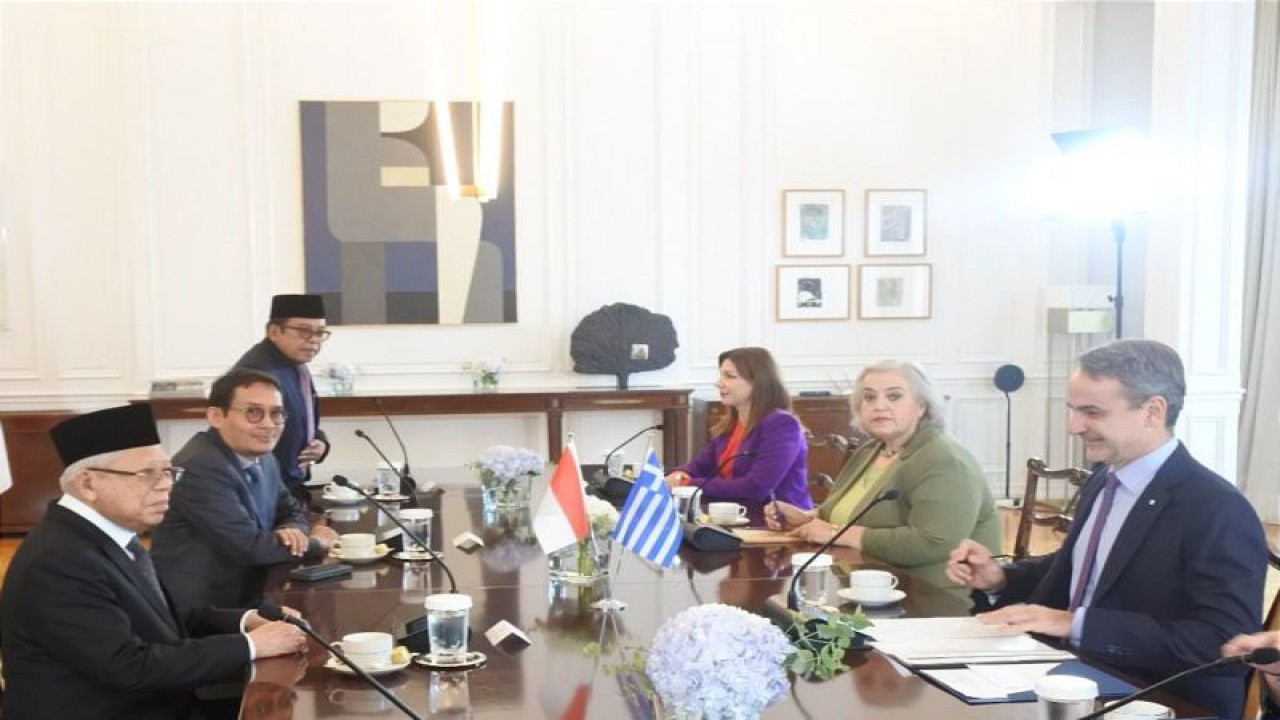 Wakil Presiden RI Ma'ruf Amin saat melakukan pertemuan bilateral dengan Perdana Menteri Yunani, Kyriakos Mitsotakis, di Maximos Mansion, Athena, Jumat (24/11/2023) waktu setempat. (ANTARA/Indra Arief Pribadi)