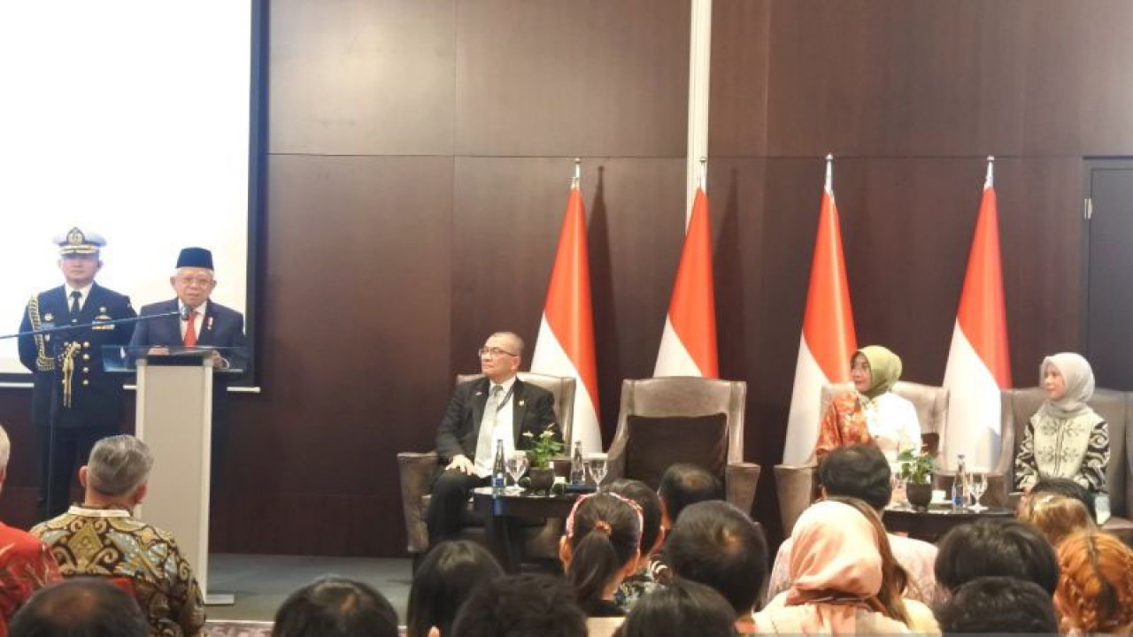 Wakil Presiden RI Ma'ruf Amin memberikan sambutan dalam Dialog Kebangsaaan Wapres RI dengan Masyarakat Indonesia di Slovakia, Bratislava, Slovakia, Minggu (26/11/2023). (ANTARA/Indra Arief Pribadi)