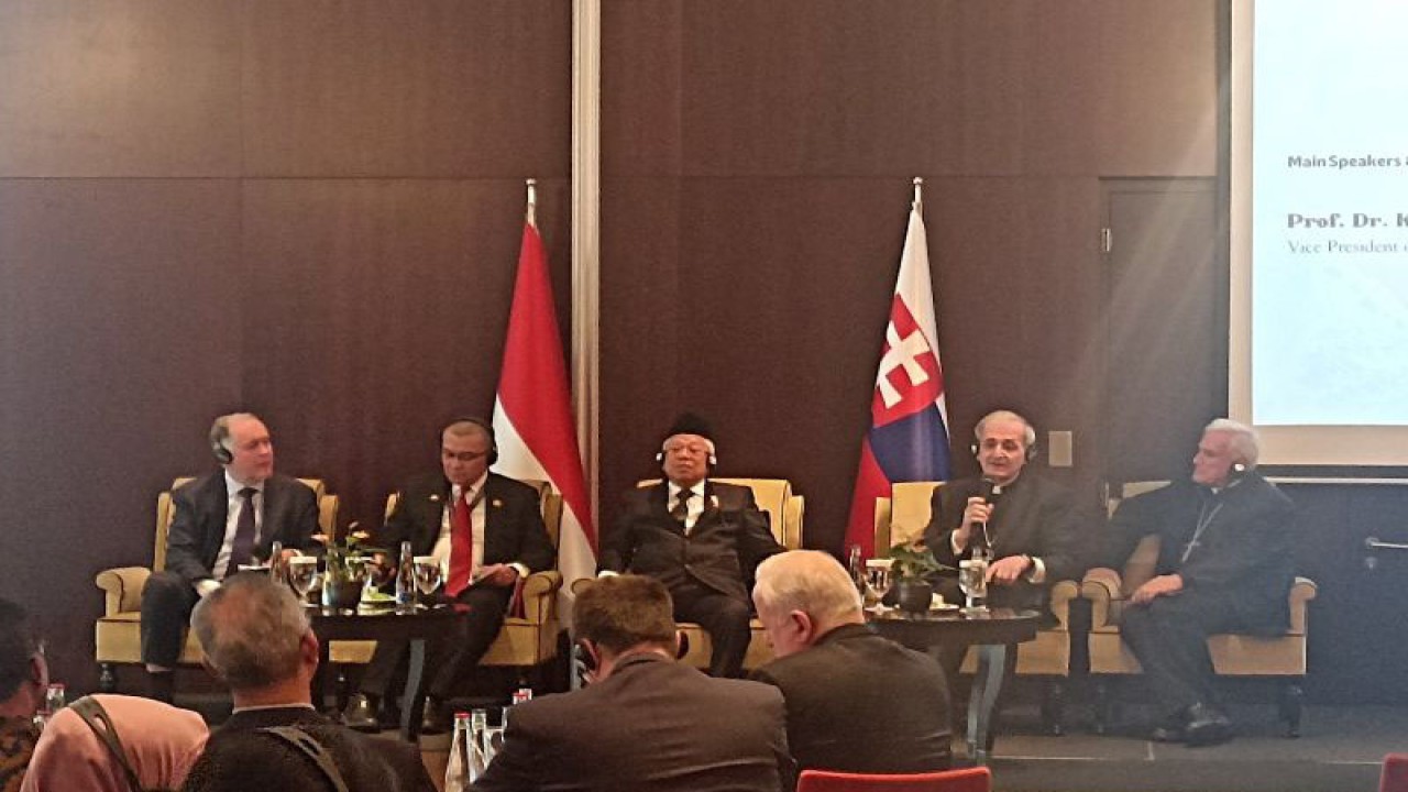 Wakil Presiden RI Ma’ruf Amin menghadiri Dialog Lintas Agama di Bratislava, Slovakia, Senin (27/11/2023). (ANTARA/Indra Arief Pribadi)