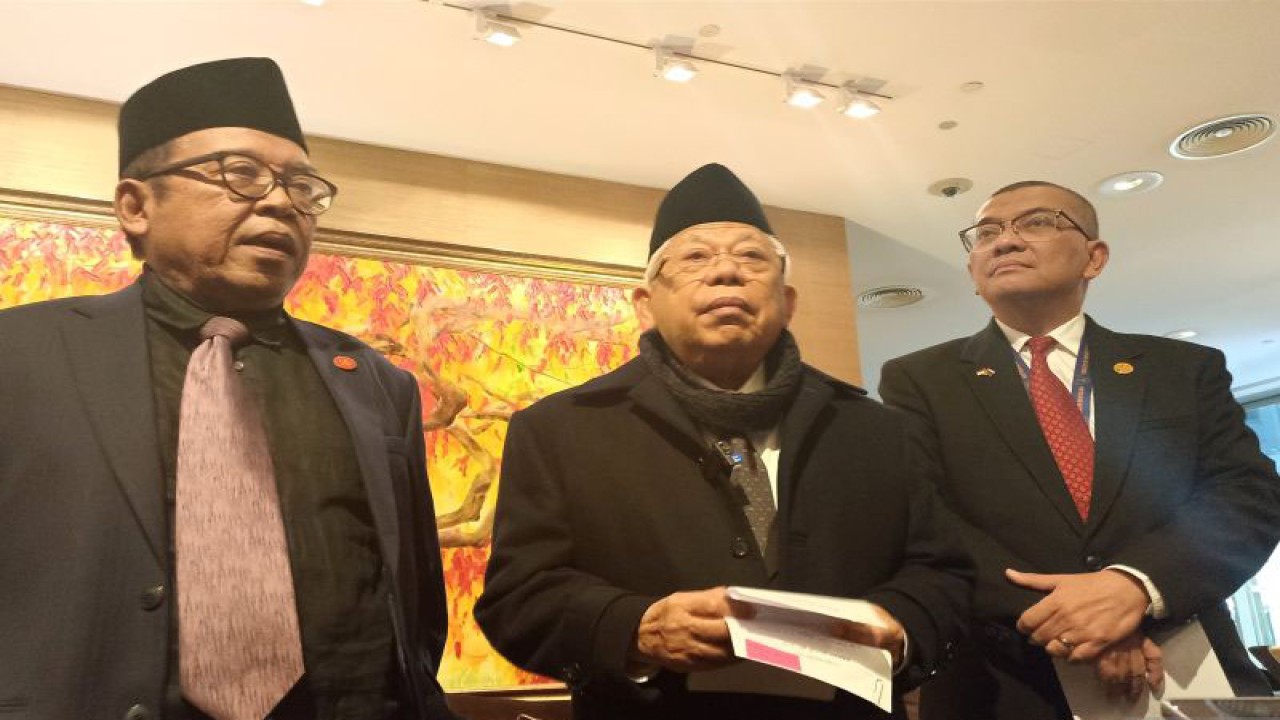 Wakil Presiden (Wapres) RI Ma’ruf Amin (tengah) memberikan keterangan pers, setelah melakukan kunjungan kehormatan kepada Presiden Slovakia Zuzana Čaputová, Bratislava, Slovakia, Senin (27/11/2023) sore waktu setempat. (ANTARA/Indra Arief Pribadi)