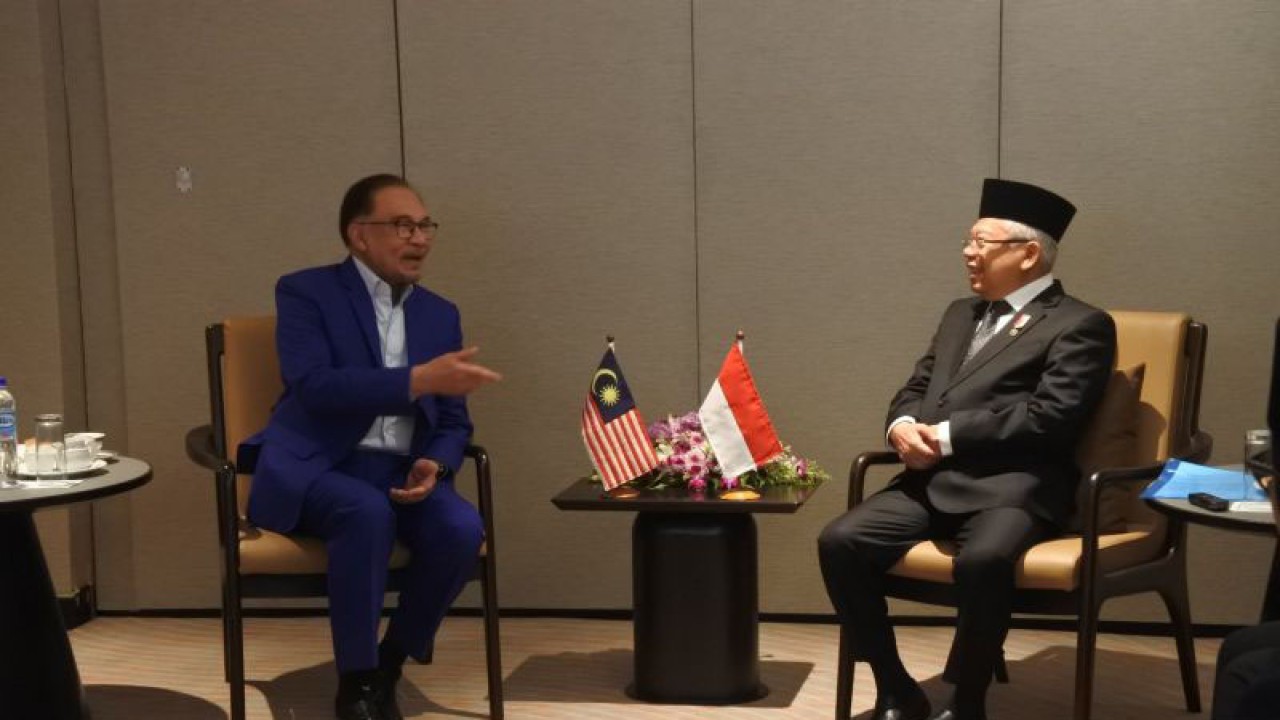 Wapres RI Ma'ruf Amin bertemu PM Malaysia Anwar Ibrahim di Kuching, Malaysia, Selasa (28/11/2023). (ANTARA/Indra Arief Pribadi)
