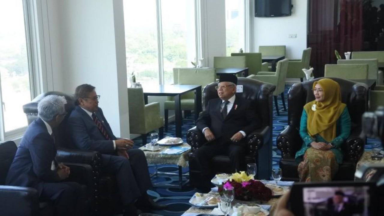 Wakil Presiden Ma'ruf Amin saat bertemu Premier Sarawak Malaysia, Tan Sri Abang Haji Abdul Rahman Zohari bin Tun Datuk Abang Haji Openg, di Kuching, Malaysia, Rabu (29/11/2023). (ANTARA/Indra Arief Pribadi)