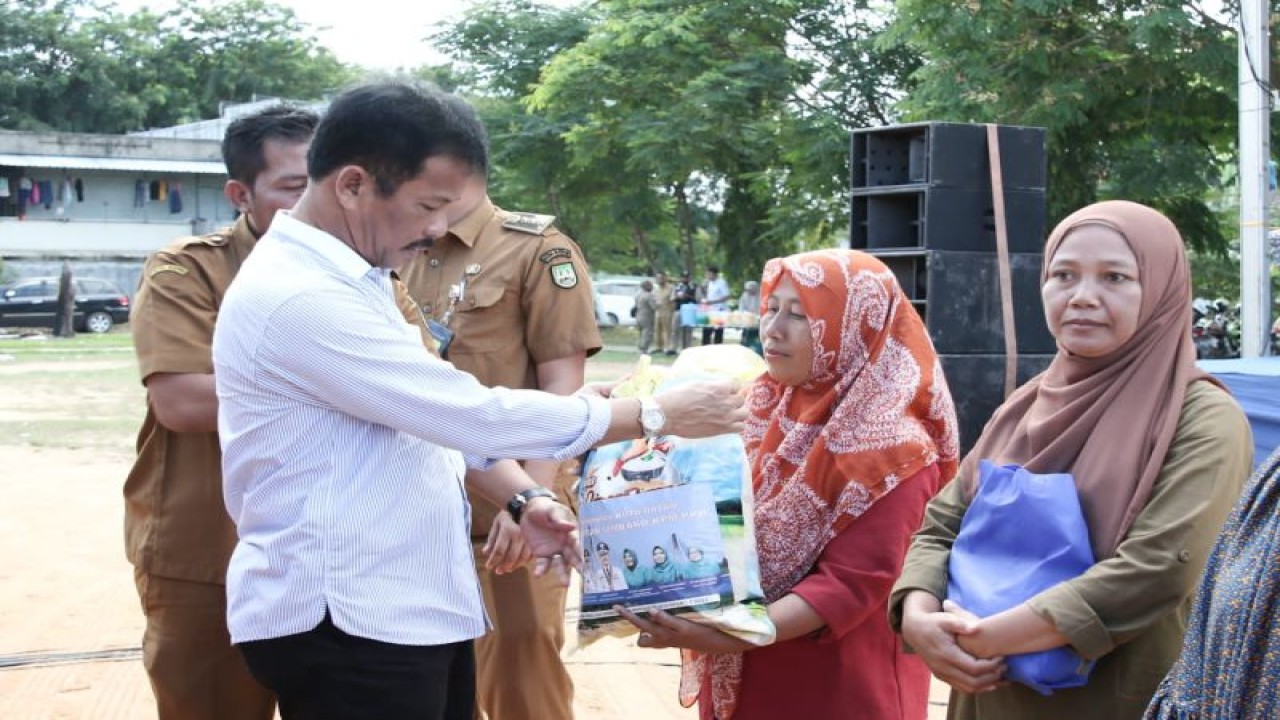 Wali Kota Batam Muhammad Rudi saat menyalurkan bantuan sembako kepada KPM di Batam (ANTARA/HO-Pemkot Batam)