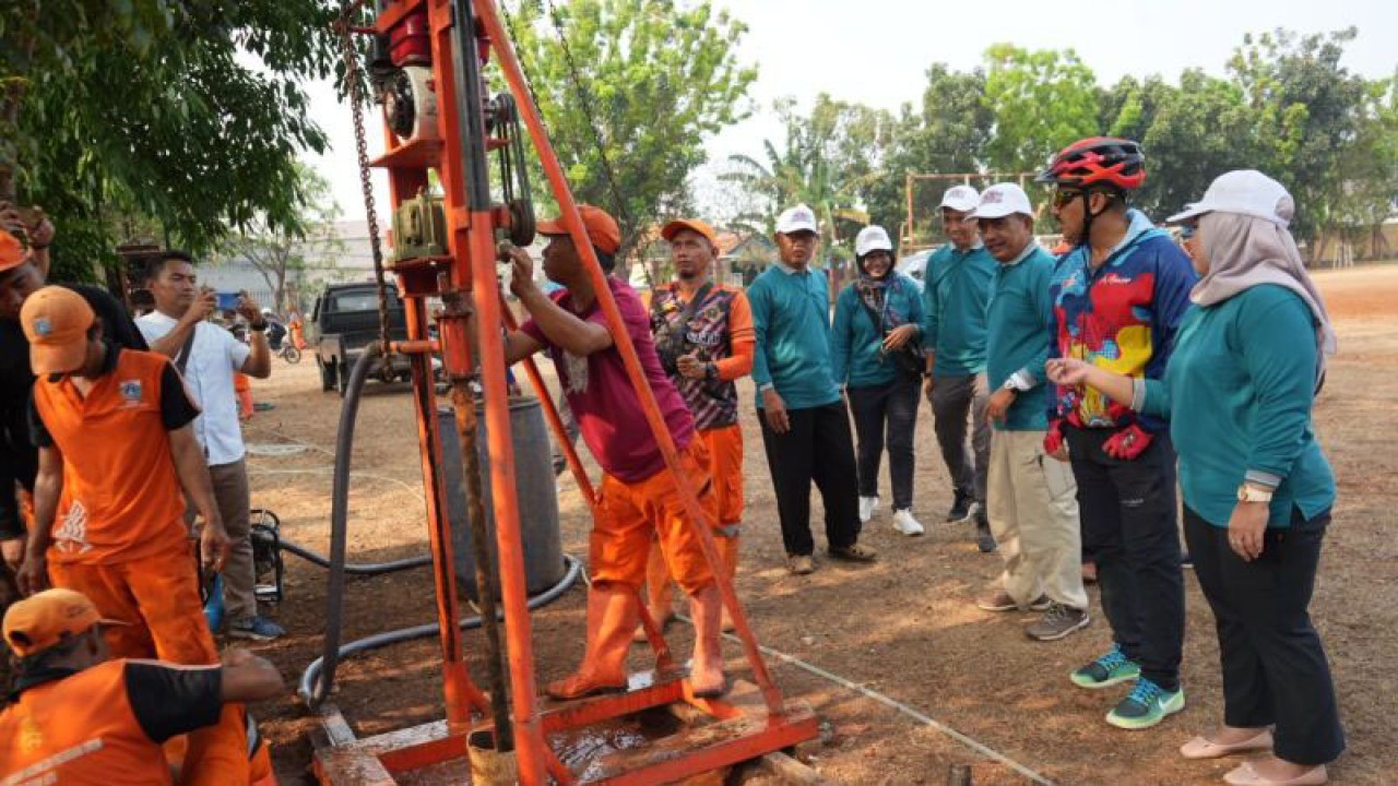Wali Kota Administrasi Jakarta Timur Muhammad Anwar saat meninjau pembuatan sumur resapan di Lapangan Setu Bantar Jati RT 07/RW 02, Kelurahan Setu, Kecamatan Cipayung, Jakarta Timur, Jumat. ANTARA/HO-Kominfotik Jakarta Timur