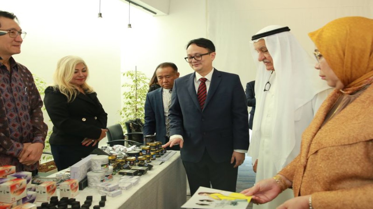 Wakil Menteri Perdagangan Jerry Sambuaga saat melakukan kunjungan ke Indonesia Trade and Tourism Forum and Exhibition (ITTFE) yang berlangsung di Kuwait Chamber of Commerce and Industry (KCCI) Building di Kuwait City, Kuwait, Selasa (14/11/2023). (ANTARA/HO-Kemendag)