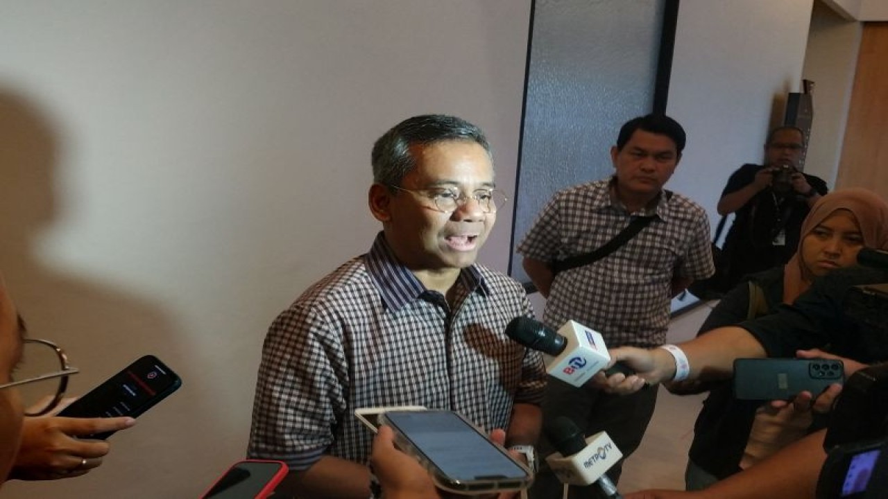 Wakil Menteri Keuangan (Wamenkeu) Suahasil Nazara saat ditemui usai acara Bulan Fintech Nasional dan 5th Indonesia Fintech Summit & Expo 2023 di Jakarta, Kamis (23/11/2023). (ANTARA/Agatha Olivia Victoria)