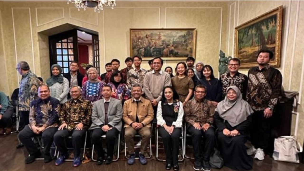 Wakil Menteri Keuangan (Wamenkeu) Suahasil Nazara (tengah bawah) saat bertemu dengan para mahasiswa Indonesia penerima beasiswa yang sedang bersekolah di Jepang, Minggu (26/11/2023). ANTARA/HO-Kementerian Keuangan