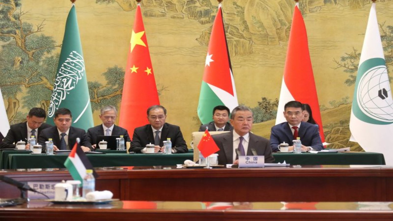 Menteri Luar Negeri China Wang Yi bertemu dengan utusan Organisasi Kerja Sama Islam (OKI) untuk mencari solusi konflik Palestina-Israel di Beijing, China, Senin (20/11/2023). (ANTARA/Desca Lidya Natalia)