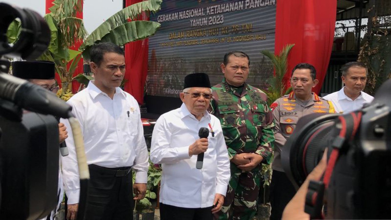 Wakil Presiden RI Ma’ruf Amin didampingi Menteri Pertanian Amran Sulaiman, Panglima TNI Laksamana TNI Yudo Margono, dan Kapolri Jenderal Pol. Listyo Sigit Prabowo, menjawab pertanyaan wartawan saat jumpa pers selepas peluncuran Gerakan Nasional Ketahanan Pangan yang diinisiasi oleh TNI di Desa Wanajaya, Cibitung, Bekasi, Jawa Barat, Rabu (1/11/2023). ANTARA/Genta Tenri Mawangi.