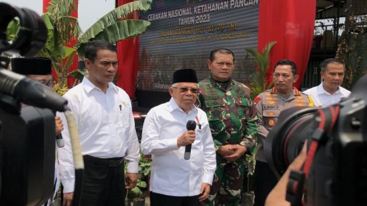 Wakil Presiden RI Ma’ruf Amin didampingi Menteri Pertanian Amran Sulaiman, Panglima TNI Laksamana TNI Yudo Margono, dan Kapolri Jenderal Pol. Listyo Sigit Prabowo, menjawab pertanyaan wartawan saat jumpa pers selepas peluncuran Gerakan Nasional Ketahanan Pangan yang diinisiasi oleh TNI di Desa Wanajaya, Cibitung, Bekasi, Jawa Barat, Rabu (1/11/2023). (ANTARA/Genta Tenri Mawangi.)