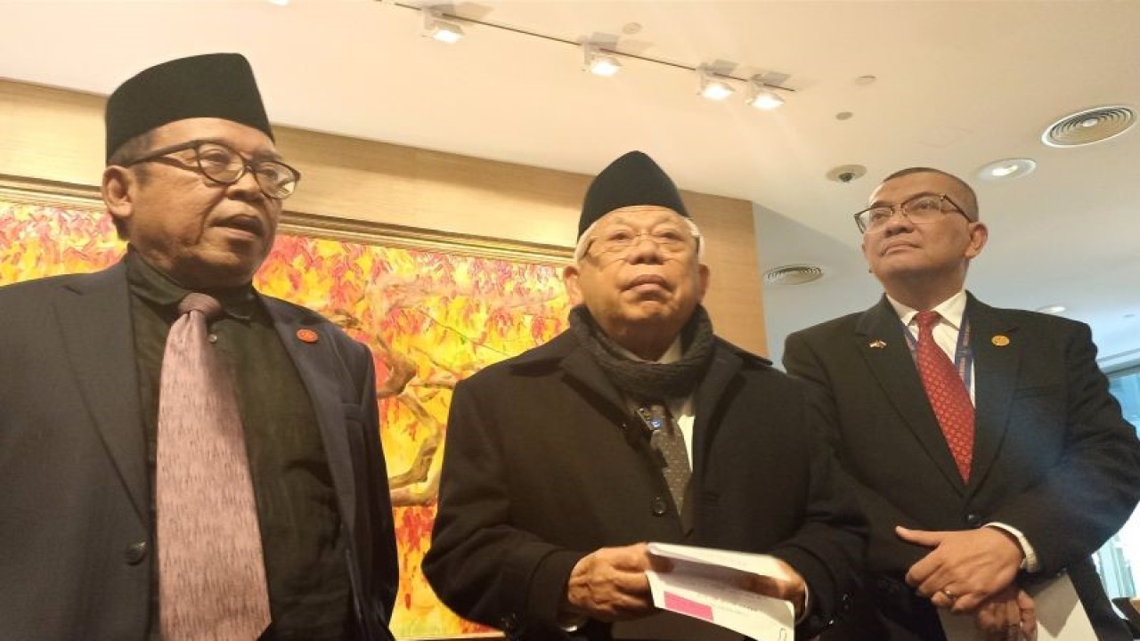 Wakil Presiden (Wapres) RI Ma’ruf Amin (tengah) memberikan keterangan pers, setelah melakukan kunjungan kehormatan kepada Presiden Slovakia Zuzana Čaputová, Bratislava, Slovakia, Senin (27/11/2023) sore waktu setempat. ANTARA/Indra Arief Pribadi