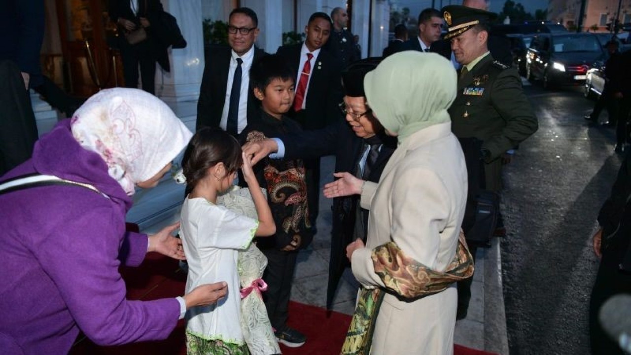 Wakil Presiden RI Ma'ruf Amin beserta istri, Wury Ma’ruf Amin, menerima bunga dari dua perwakilan anak Indonesia di Athena, yaitu Fanouria Georgia Papadopulou (7 tahun) dan Avicenna Farispranawa Virgianto (10 tahun), setibanya di hotel tempat bermalam di Athena, Yunani, Rabu (22/11/2023) waktu setempat. (ANTARA/HO-Setwapres)